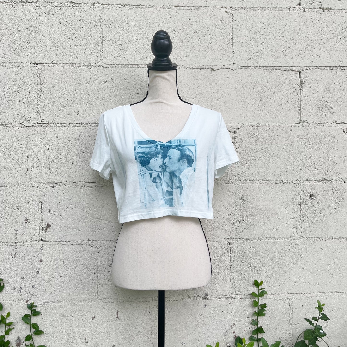 This tee is hand crafted with a 1920's flapper couple sunprint on the front. Size medium.