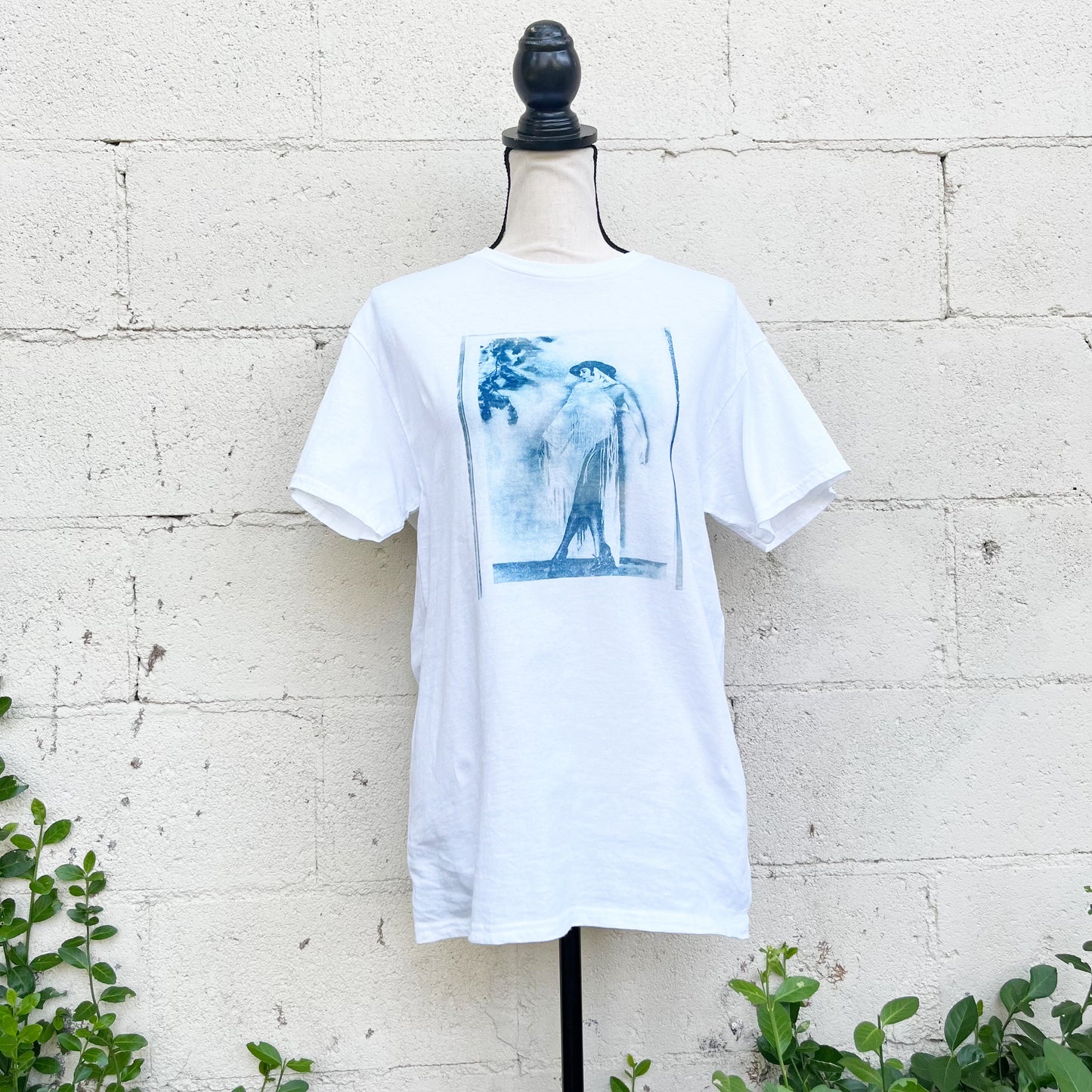 This tee is hand crafted with a 1920's flapper sunprint on the front. Size medium.