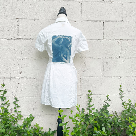 handcrafted custom cyanotype 100% cotton dress! Each piece is a one-of-a-kind creation, blending the beauty of cyanotype printing with premium fabric for a comfortable fit. This dress has ruching on eash side and a hand crafted 1920's sunprint on the back. Size XS