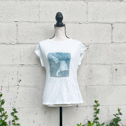 This tee is hand crafted with a 1920's flapper sunprint on the front. Size small.