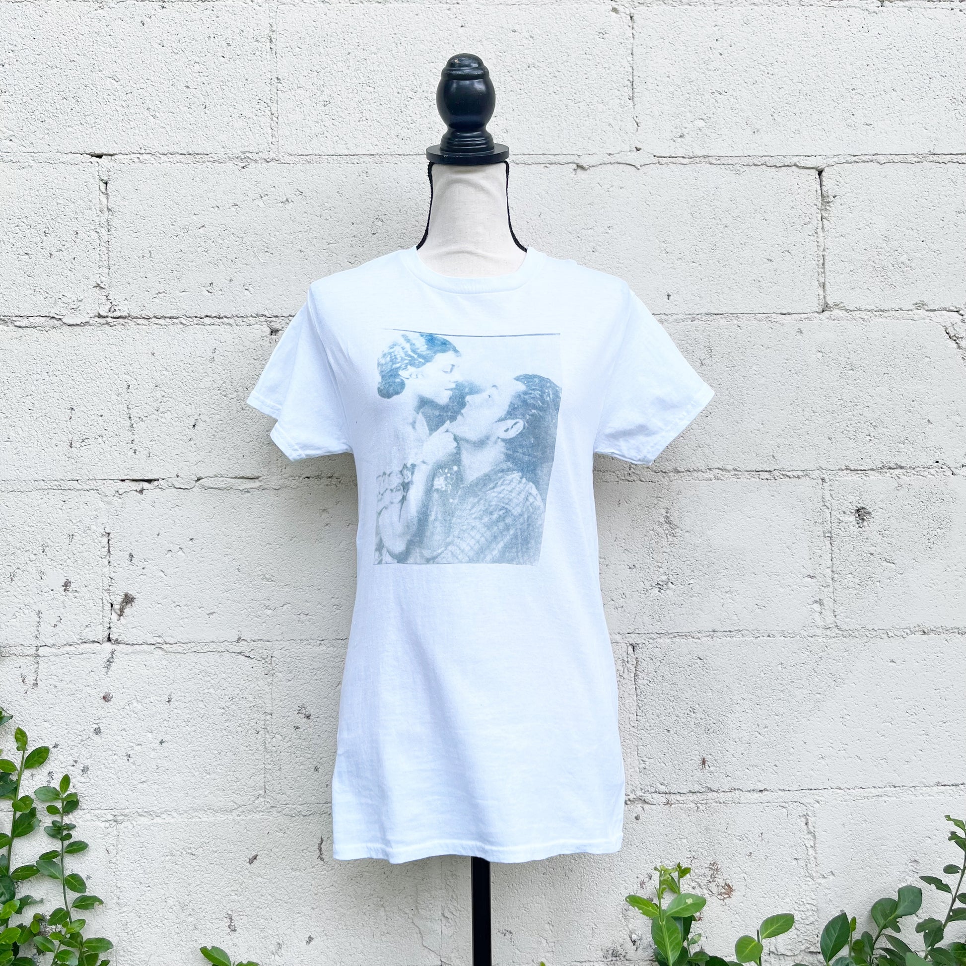 This tee is hand crafted with a 1920's flapper couple sunprint on the front. Size small.