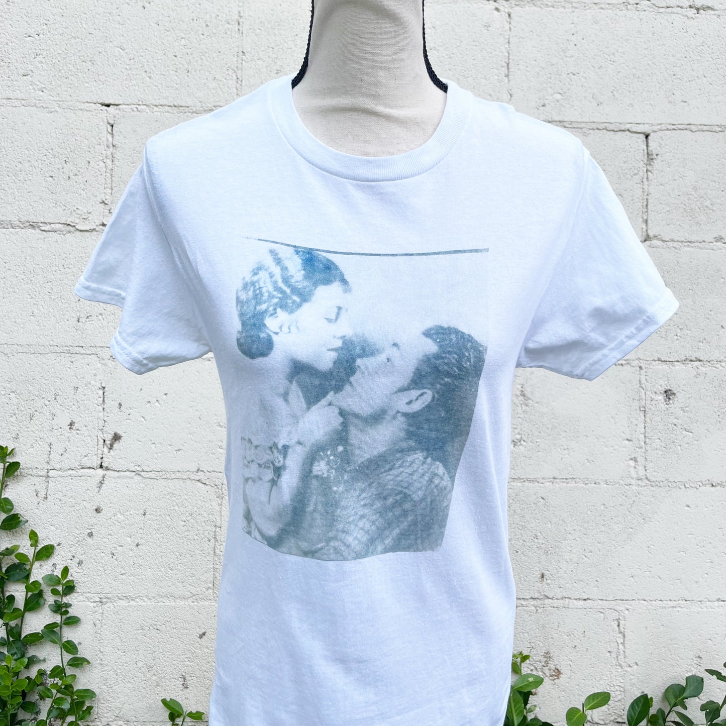 Cyanotype Sunprint Retro 1920's Flapper Kissing Couple Blueprint Tee Small