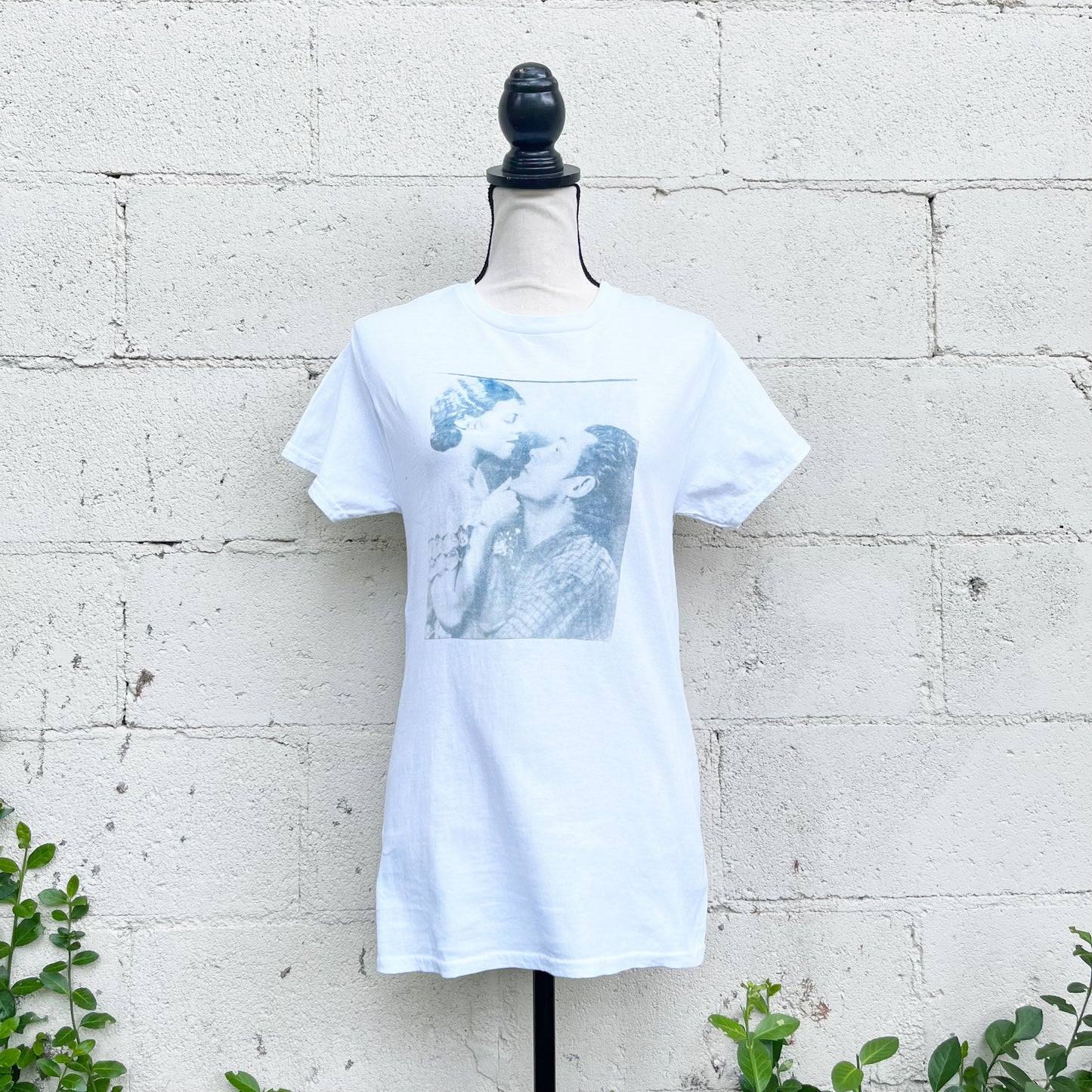 Cyanotype Sunprint Retro 1920's Flapper Kissing Couple Blueprint Tee Small