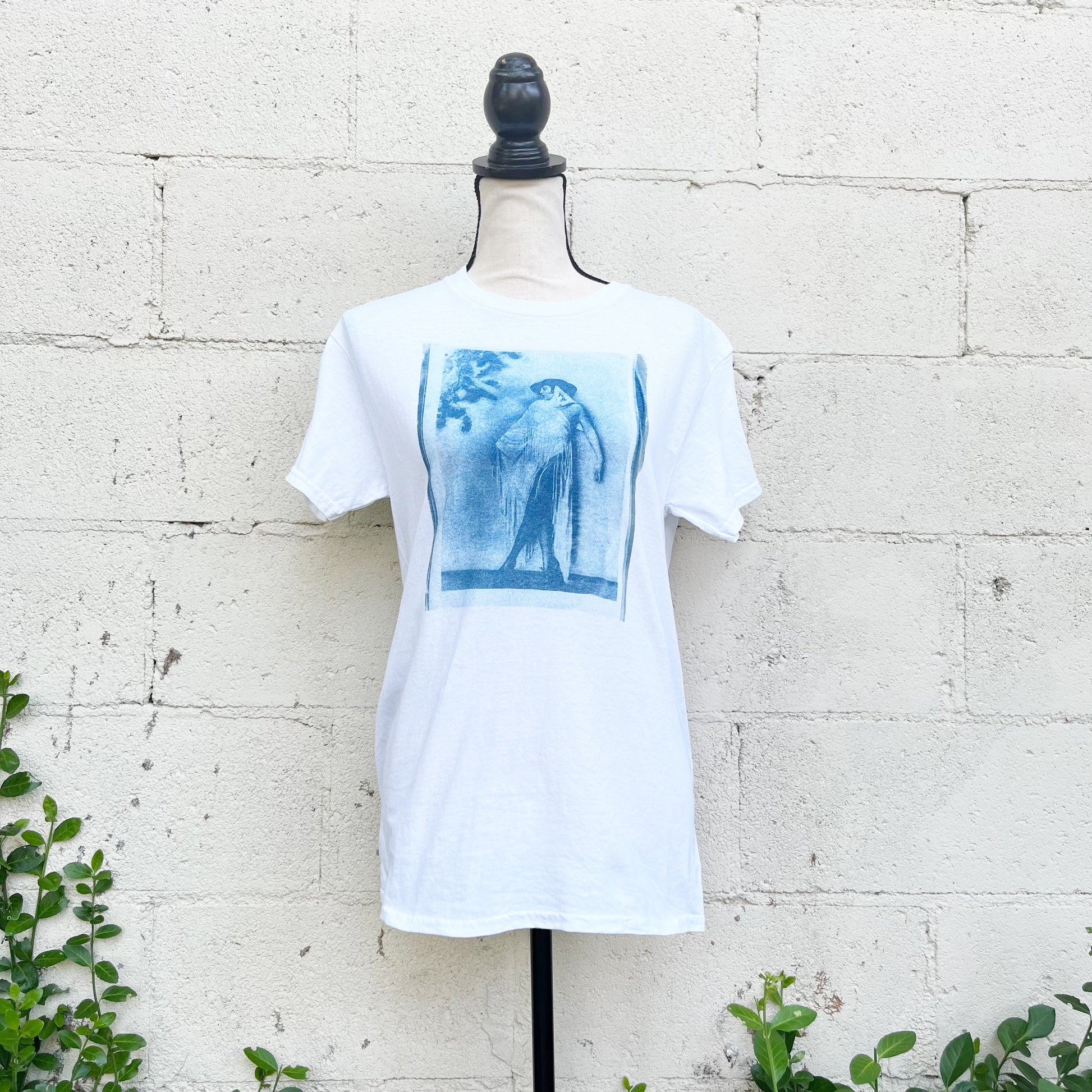  This tee is hand crafted with a 1920's flapper sunprint on the front. Size small.